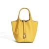 Bolso Cesta de Cuero Genuino para Mujer con Hebilla Plateada 2026 Nuevo Bolso de Mano de Moda Bolso Cubo con Patrón de Lichi Bolso de Dama