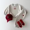 INS Versión coreana de otoño nuevo traje de tesoro pequeño y mediano para hombres y mujeres bordado letras amor suéter cómodo ropa para niños conjunto de dos piezas