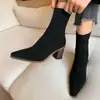 Botas de tornozelo femininas 2026 novo estilo coreano de camurça com salto alto, padrão de grão de madeira, salto grosso, bico fino, ajuste justo e design simples de elástico