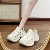 Sandálias perfuradas de sola grossa em EVA para mulheres, adequadas para uso ao ar livre, novo modelo de verão 2025, sapatos estilo "dad shoes" para esportes na praia, sandálias antiderrapantes que aumentam a altura