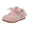 Zapatillas florales para niñas de moda 2026 otoño nuevas zapatillas de ballet para niños para correr suela blanda retro zapatillas de entrenamiento alemanas al por mayor