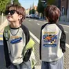 Camiseta de manga larga para niño de algodón puro con bloques de color, capa base para primavera/otoño, nuevo top raglán estampado elegante y versátil para niños