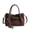 Bolsa com Textura de Estampa de Leopardo Feminina 2026 Nova Tendência Grande Capacidade Bolsa de Mão Fashion Chic Nicho Bolsa de Ombro Único Transversal