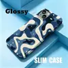 Funda de teléfono abstracta de camuflaje fluido azul y blanco minimalista estilo coreano para iPhone 18 Pro, con un diseño artístico único y una carcasa dura de cobertura total