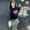 Sudadera casual de forro polar con cuello redondo para niñas, nuevo estilo otoño/invierno 2026, top tipo pullover de moda con estampado de corazón para niños mayores