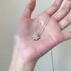 Collar de Flor de Margarita de la Suerte con Diamantes Brillantes Modelo Nuevo 2026 Lujo Ligero Estilo Exquisito Diseño de Nicho Cadena para la Clavícula