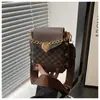Bolsa de mão feminina, estilo comércio exterior, nova coleção 2026, design retrô versátil com alças largas, bolsa transversal, estilosa e casual, adequada para o dia a dia e para carregar um celular