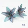 Flor de lírio simulação em tecido de seda 3D impressão 3D cabeça de lírio decoração de parede de flores de fundo de casamento arranjo de flores de lírio flor de guia de estrada flor azul