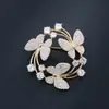 Suministro directo de fábrica anillo versátil simple broche de vestido de diamantes corsage de mariposa punto broche creativo de circón para mujer
