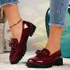 2025 Novos Mocassins Retrô de Salto Médio com Borla de Couro Envernizado Brilhante Tamanho Grande Exportação Sapatos Casuais da Moda Europeia e Americana
