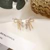 Brincos de Prata Imitação com Tachas Cheias de Diamante e Pérola, Design Floral Geométrico, Brincos Elegantes e Delicados, Joia de Orelha Simétrica com Gotejamento de Óleo para Mulheres