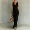 Vestido de cetim sem mangas com decote canoa e cinto para marcar a cintura, apresentando um design plissado com fenda e uma silhueta longa para um look elegante e sofisticado