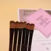 Venta al por mayor del fabricante Nuevo Pincel de Maquillaje para Sombras de Nariz Pincel de Maquillaje Individual Se Puede Personalizar Pincel para Sombras de Ojos Mango Largo Pincel para Sombras de Nariz