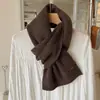 Novo Cachecol Pequeno de Lã para Mulheres, Estilo Coreano Outono/Inverno, Cachecol de Tricô Macio e Fofo de Cor Sólida, Cachecol Quente com Logo Metálico Simples