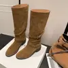 Botas Apiladas Plisadas de Chica Caliente para Mujer 2026 Otoño/Invierno Nuevo Estilo Tacón Grueso Punta Redonda Gamuza Hebilla Tubo Alto Botas Vaqueras