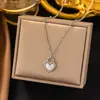 Colar Casual e Exquisito de Nicho Acessível de Luxo Colar com Pingente de Coração Pequeno Corrente Clavicular de Aço Titânio Banhado a Ouro 18K que Não Desbota para Mulheres