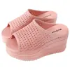 Chinelos de salto alto femininos de verão com sola grossa para casa estilo coreano sandálias de cunha da moda sapatos com furos antiderrapantes para banheiro respiráveis para uso externo