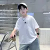 2026 Verão Novo Estilo Camiseta Infantil Americana Tendência Legal Desenho Animado Estampado Manga Curta Casual para Meninos Gola Redonda Confortável