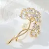Broche Exquisito de Dos Tonos Hoja de Ginkgo de Gama Alta con Chapado de Cobre y Oro Real, Incrustado con Circonitas, Vidrio y Perlas, Delicado Alfiler de Broche