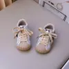 Tênis infantis com biqueira de concha, novos sapatos casuais femininos estilo coreano para o outono de 2026, com sola macia e estampa de estrelas para crianças maiores, modernos