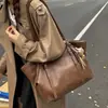 Otoño e Invierno 2025 Popular Bolso de Hombro de Cuero Suave Moderno Bolso Tote de Gran Capacidad Casual Más Fácil de Combinar Bolso para Mujer para el Trabajo Bolso de Axila