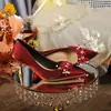 Sapatos de Casamento Xiuhe Vermelhos de Camurça com Flor de Strass Apontada para Mulheres, Não Cansam os Pés, Salto Bloco, Sapatos de Salto Alto, Sapatos de Noiva Chineses