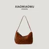 Bolsa de Mão Tecida Casual Retrô Feminina para o Trabalho Novo Estilo Tendência Moda Camurça Ombro Único Sob o Braço Bolsa Design de Nicho