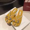 Verão 2024 Novo Estilo Coreano Bico Fechado Laço Rasteirinha Moda Confortável Pérola Mule Slip-On Atacado em Estoque
