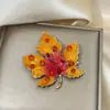 Nuevo Broche Retro Estilo Chino Otoño e Invierno Hoja de Arce, Broche de Esmalte Degradado Femenino de Alta Gama, Accesorio para Traje