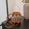 Bolso de Mano Retro con Estampado de Leopardo Transfronterizo Nuevo Moda Coreana Distintivo de Moda Bolso de Hombro de Tendencia Bolso Cruzado Simple tipo Cubo
