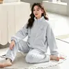 Pijama feminino Ollie de veludo liso, estilo esportivo casual, pode ser usado fora de casa, conjunto de casa de duas peças, direto da fábrica (China)