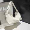 Bolsa de Ombro Punk com Rebites de Grande Capacidade Estilo Europeu e Americano Transfronteiriça para Mulheres Nova Moda 2025 Bolsa de Axila Personalizada Bolsa para o Dia a Dia