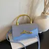 Bolso de Mano de Gran Capacidad Transfronterizo, Elegante Bolso Pequeño Cuadrado para el Hombro, Nuevo Modelo 2026, Bolso Caja de Viaje con Parches de PU de Lujo Ligero