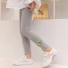 Leggings de verano para niña, elegantes y modernos, con un diseño único que presenta bordes con volantes y patrones florales tridimensionales, hechos de tela modal y de largo tres cuartos.