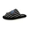 Pantuflas mullidas a rayas de moda para mujer, nueva colección otoño/invierno 2026, adecuadas para usar en interiores y exteriores, cálidas, antideslizantes y con adorables diseños de dibujos animados