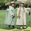 Impermeable infantil para niños y niñas, estilo largo, impermeable de cuerpo completo, a prueba de lluvia, con espacio para mochila, poncho portátil para uso escolar