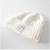 Gorro de Punto de Color Sólido con Etiqueta de Tela, para Hombres y Mujeres, Sencillo, Casual y Versátil, Viajes al Aire Libre en Otoño e Invierno, Cálido y Protección para los Oídos