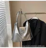 Bolsa de Ombro de Couro Macio Grande Capacidade para o Dia a Dia em Tecido Feminina 2025 Nova Estilo Retrô Stylist Bolsa de Axila Bolsa Tote Mochila