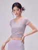 Ropa de yoga para mujer con escote en V de dobladillo cruzado, mangas cortas, diseño de fruncido lateral, copas fijas en el pecho que no se mueven, alta elasticidad y sin restricciones