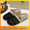 Sandálias Vazadas Respiráveis Estilo Popular Brisa de Verão para Mulheres, Novas Chinelas da Moda Verão 2025, Sapatos de Salto Baixo Delicados para Mulheres