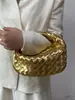 AliExpress Bolsa Feminina Tendência Europeia e Americana Bolinho Bolsa de Ombro Versátil Bolsa de Mão Elegante Couro de Vaca Distintivo Trançado à Mão