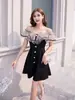 Vestido Curto Preto Estilo Tweed com Patchwork de Renda Off-Shoulder, Novo Modelo 2026, Vestido Emagrecedor que Marca a Cintura para Figuras Baixas