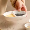 Plato de salsa de cerámica blanca pura con doble rejilla, plato para mojar, olla caliente, barbacoa, salsa creativa, plato pequeño, salsa doméstica, vinagre, condimento.