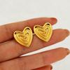 Exóticos aretes de corazón de durazno vintage de moda, exquisitos y versátiles, aretes en forma de corazón de acero inoxidable dorado para mujer, venta al por mayor