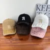 Boné de Baseball Tendência Bordado com Letras em Lã de Cordeiro para Mulheres e Homens, Espessado e Quente para Outono e Inverno, Fashion com Strass