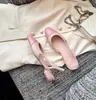 Nuevo esquema de colores para la colección de 2026: sandalias rosas, chic, con diseño de punta cerrada, parte trasera abierta y tacones gruesos