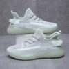 Sapatos de Coco Masculinos em Estoque Atacado Tamanho Grande Mesmo Estilo Masculino e Feminino Tênis Esportivo Fly-Knit Popular de Verão Respirável Casual Sapatos de Casal