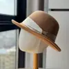 Novo chapéu de pescador estilo Hepburn retrô 2026 com amarração, apresentando aba dobrada, projetado para mantê-lo aquecido e estiloso, e para fazer seu rosto parecer menor