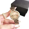 Relógio europeu e americano de luxo leve com pulseira de aço cravejada de diamantes e mostrador com logo grande, relógio feminino de quartzo moderno, relógio de presente de aniversário