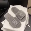 Zapatillas Peludas de Diamante de Marca de Moda para Mujer Otoño/Invierno 2025 Nuevas para el Hogar Brillantes de Diamante Planas Cálidas Deslizables Talla Grande